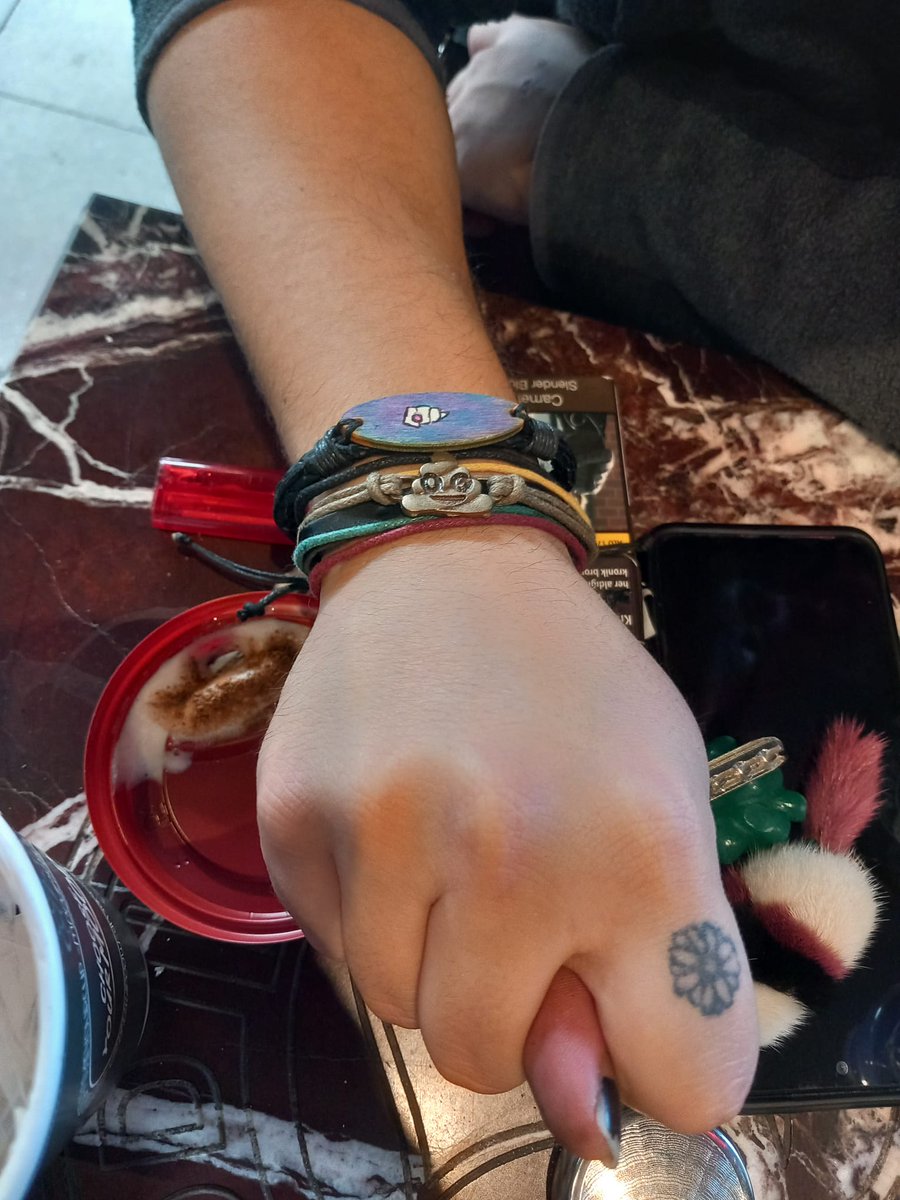 alttaki bileklik hayatımı üstteki bileklik hayallerimi simgeliyor harika