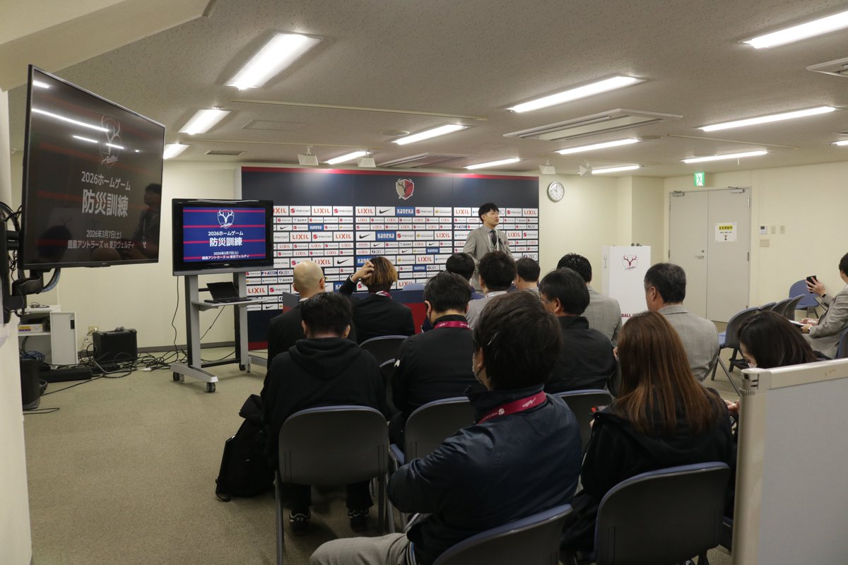 atlrs_official's tweet photo. 東日本大震災から今日で15年が経ちました。

あの日、甚大な被害を受けたメルカリスタジアム。
災害の教訓を生かすため、クラブでは震災翌年から毎年、3/11に近いホームゲームで防災訓練を行っています。今年は3/7東京V戦に合わせて実施し、試合運営に関わるスタッフが災害時などの対応を再確認しました。

3/11に合わせ、半旗が掲げられたクラブハウス。
選手、スタッフは、フットボールがある日常と幸せをかみしめ、週末の川崎F戦に向けて準備を進めています。

これからも、ひとつになって歩んでいきましょう。決して、あの日を忘れることなく。