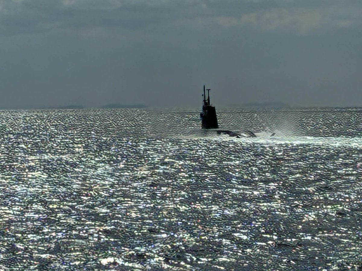 koichiyama's tweet photo. 潜水艦「ちょうげい」の引渡式が
三菱重工業神戸造船所であり、海から見学しました。
艦番号517は、すぐに消され、海の忍者活動が始まるのだそうです。
日本🇯🇵の海の護り、よろしくお願いします。

最後の写真は潜水直前。 https://t.co/U3ObhdaUGO
