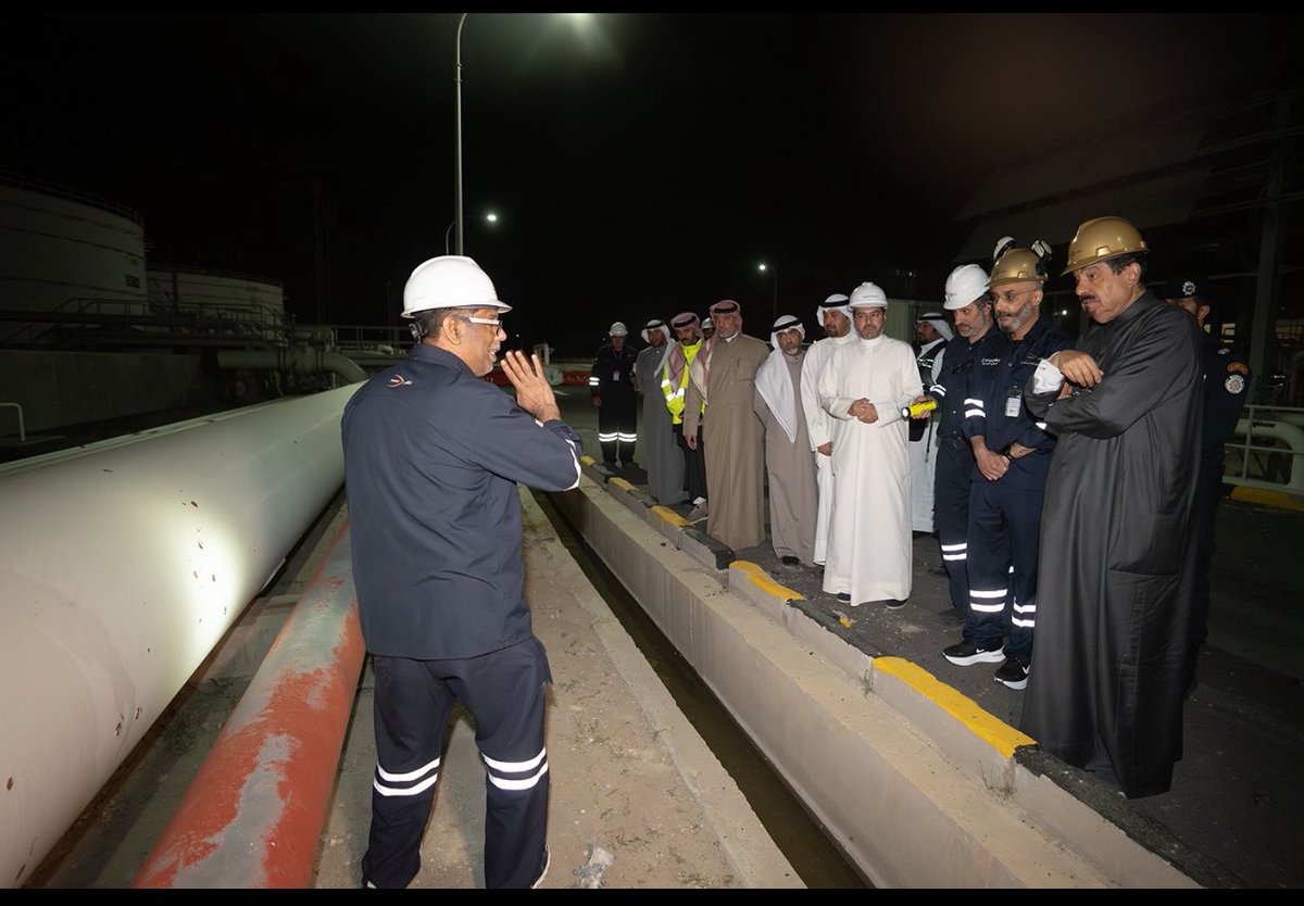 oil_kuw's tweet photo. رئيس مجلس الوزراء يقوم بزيارة لمطار الكويت 

واطلاع على مكان الاستهداف لخزان وقود 
التابع لشركة الكويتية لتزويد الطائرات بالوقود 

ويرافقة كل من : 

- مشعل عبدالله التنيب 
( المدير العام ) ل كافكو

- عبدالعزيز المشيلح 
( مدير العلميات )

- طارق عبدالقادر الكندري 
#القطاع_النفطي https://t.co/kk0FyC37ZO