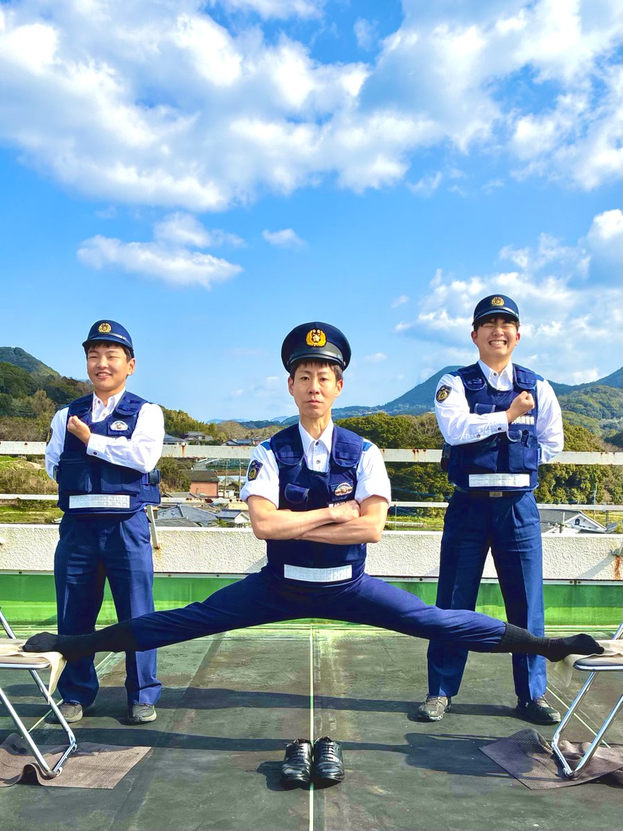 #南島原警察署
オッス！俺らポーズポリス！
左の警察官は新メンバーだ！よろしくな！

長崎県警は新人を募集だ
俺らと一緒にみんなの笑顔を守らないか？
笑顔を捧げよ!!

あと、ＡＩ画像じゃないぞ
アラフォーだけどホントに開脚してます
        
#ポーズ #開脚 #アラフォー　　
#ハート #募集 #笑顔