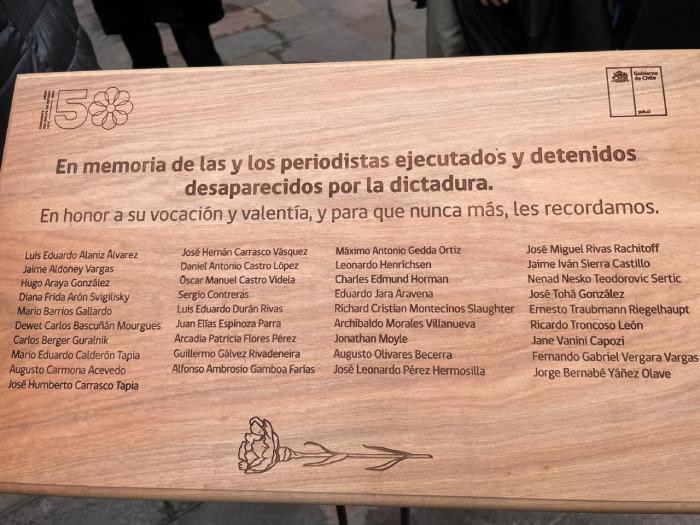 Gracias…

—Muchas gracias —gritó el joven.
—¡Graciaaaas! —dijo la dama de blusa roja, alargando la “a”.
Y así se repitió en los dos paraderos que me quedaban antes de llegar en bus a la estación de Metro. El o la pasajera que bajaba agradecía al chofer por el traslado. Lo había
