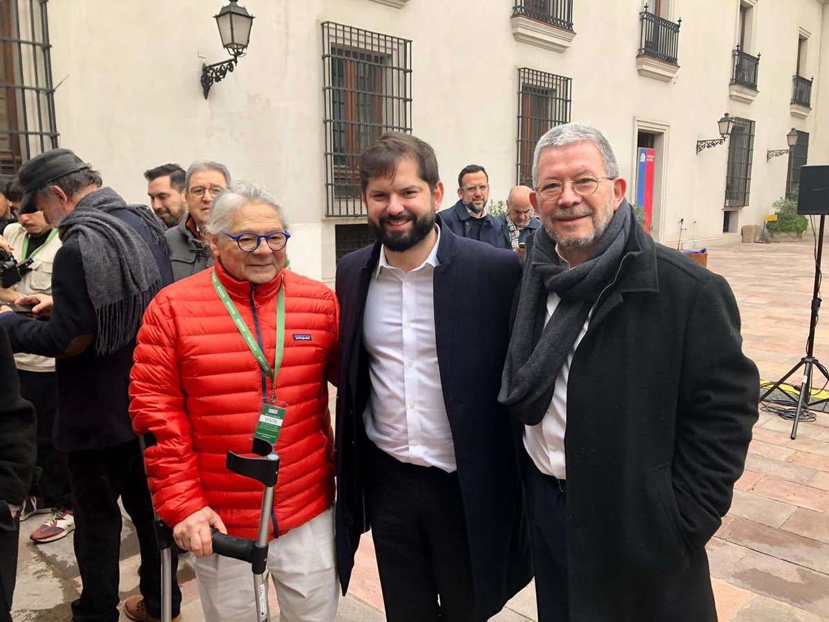 marioaguilera4's tweet photo. Gracias…

—Muchas gracias —gritó el joven.
—¡Graciaaaas! —dijo la dama de blusa roja, alargando la “a”.
Y así se repitió en los dos paraderos que me quedaban antes de llegar en bus a la estación de Metro. El o la pasajera que bajaba agradecía al chofer por el traslado. Lo había leído: ese gesto llamaba la atención a los turistas. “Deben ser porque hay gente que no paga o que se sube por la puerta trasera”, me dije.
Hoy me había quedado sin auto, tomé el bus y entonces me di cuenta de mi error. La gente agradecía. El chofer hace su trabajo, claro, pero la gente igual le da las gracias: por llegar al lugar previsto, por llegar sano y salvo, por el aire acondicionado, por el silencio del motor eléctrico. Todo eso se agradece.
Y claro, se cumplen cuatro años de quien tuvimos al volante del país durante este periodo. Era joven el chofer que elegimos, casi sin experiencia. No usaba corbata, tenía tatuajes. Cuando partió tenía polola. Buen lector: sabía de escritores y literatura, conocía poemas de memoria. Le gusta la música e iba a conciertos; se sabía canciones de Serrat y de Los Prisioneros. Aprendió a bailar cueca. Apenas podía, se arrancaba a Punta Arenas para ver a su mamá. Tenía —y tiene— un tremendo corazón.
Los primeros en descubrirlo fueron los niños. Siempre querían sacarse fotos con él. Le llevaban cartas, poemas o dibujos de regalo cuando sabían que estaría en el barrio o en su región. Se encariñaron con el Presi.
Los más viejos, o los mayores, lo observábamos. Sabíamos de su capacidad de aguante. En el estallido de octubre lo bañaron en agua y cerveza en una banca del Parque Forestal. Días después se convirtió en  uno de los que permitió acordar un plebiscito para cambiar la Constitución y votar sobre el tema.
Las encuestas no le favorecían. Se convirtió en candidato y lo elegimos presidente: uno de los cuatro presidentes más jóvenes del mundo. Austero, genuino, digno, defensor de sus ideales, respetuoso de las minorías, humanista y defensor de los derechos humanos.
Se ganó el cariño de la gente. No pudo hacer todo lo que quería. Pero nos ha dejado con la frente en alto ante el resto de los países. Es más joven que mis dos hijos.
Han pasado cuatro años. Se nos emparejó: fue papá. Guaguatea con su hija Violeta; ahora los regalos de los niños son para ella. Sería larga la lista de logros. Podrán decir algunos que me pagaron por escribir, pero no tengo ni tuve cargo alguno en su gobierno. Solo una foto junto a mi colega y amigo Jorge “Gato” Escalante, para el Día del Periodista en La Moneda, en que se homenajeó a los que ya no están.
Llegamos al final del recorrido. Nos tenemos que bajar; también el chofer. Solo me resta darle las gracias. Fue un viaje sin grandes tropiezos y muchos logros.  Y ahora, con más años, todavía queda camino por recorrer.
Gracias, presidente…
