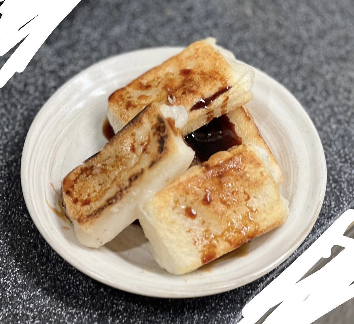 お餅ってめちゃくちゃ美味しくて満足感も抜群の素晴らしい食品なのに、お正月イメージのせいでお正月以外に食べる機会がほぼないのは非常にもったいないとわっちは思う。
ということで最近はごま油でお餅を揚げ焼きにして喰らっています。醤油だれつけて。いいだろ。
#2月以降も餅を食べる会