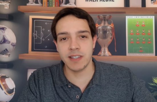 br_dadepressao's tweet photo. Ninguém, absolutamente ninguém no Brasil é melhor do que Rafael Oliveira no quesito conhecimento de futebol. O comentarista do Prime Vídeo é uma verdadeira barsa de plantel e geografia do futebol. 

Sem contar que faz a análise completa de um lance de jogo, com maestria, boa colocação e precisão. Sabe muito mais de aplicação tática do que vários treinadores brasileiros.
