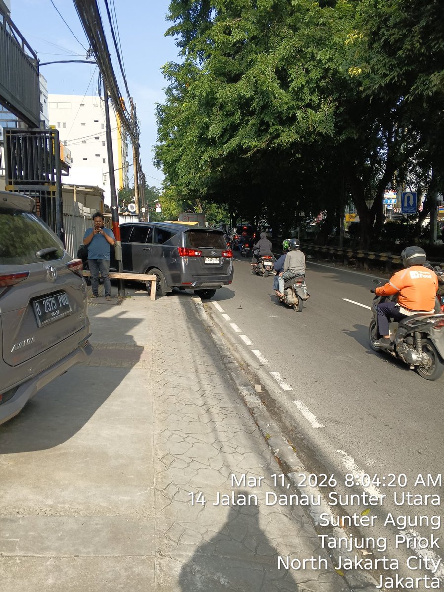 alidharmanto's tweet photo. @dishubjakarta mohon ditertibkan karena membahayakan pejalan kaki https://t.co/ORgt6WL2eP