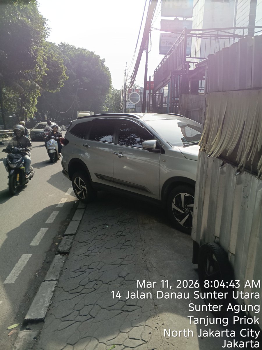 alidharmanto's tweet photo. @dishubjakarta mohon ditertibkan karena membahayakan pejalan kaki https://t.co/ORgt6WL2eP
