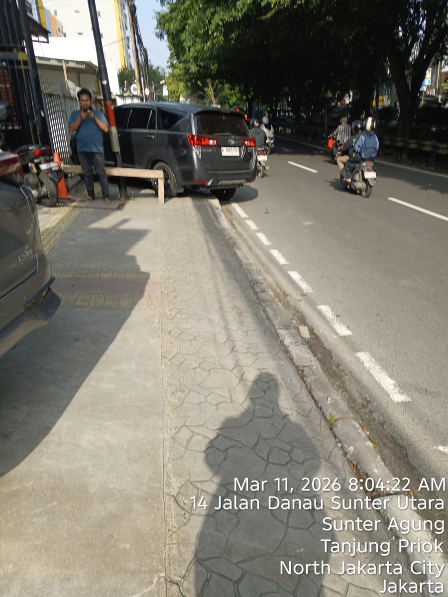alidharmanto's tweet photo. @dishubjakarta mohon ditertibkan karena membahayakan pejalan kaki https://t.co/ORgt6WL2eP