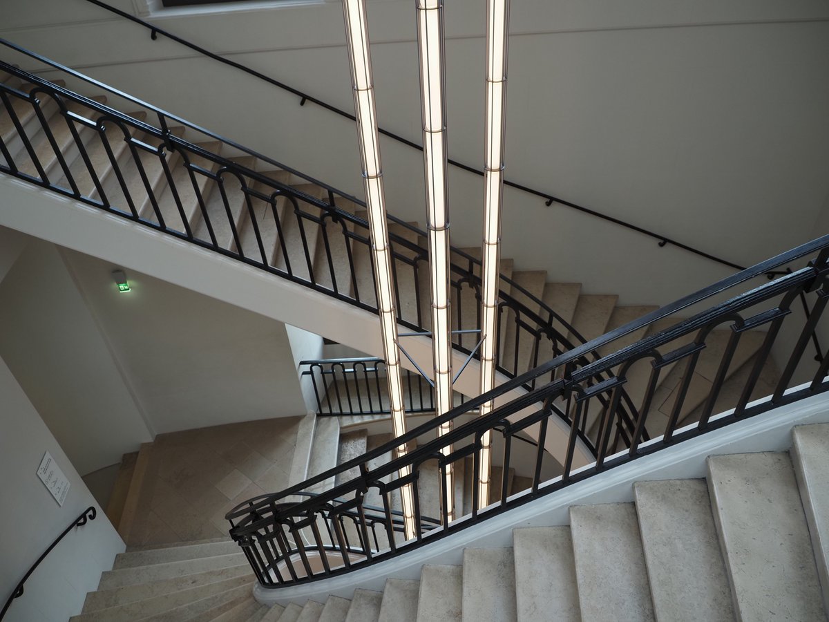 DreamingPippin's tweet photo. Vertige d’escalier II (Jeu de lignes) 
🐶✌️

#Paris #Architecture #BourseDeCommerce #TadaoAndo #建築写真 
#見た人は無言で階段の写真をあげる https://t.co/Tkck18cWok