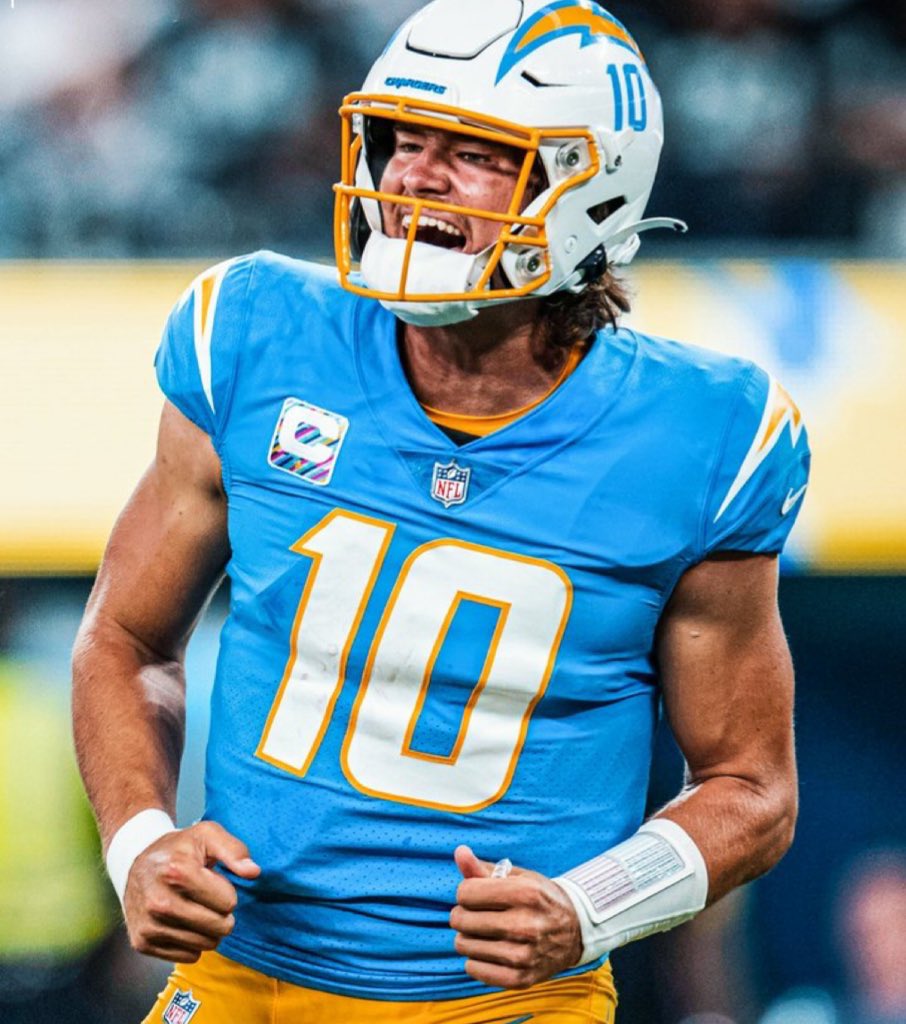 Happy Birthday Justin Herbert ⚡🎂

Career Stats:
• 24,820 passing yards
• 163 passing TDs
• 2,285 completions
• 3,438 attempts
• 66.5% completion
• 96.3 passer rating

NFL Records / Milestones:
• Most passing TDs by a rookie: 31 (2020)
• Most rookie completions: 396
•