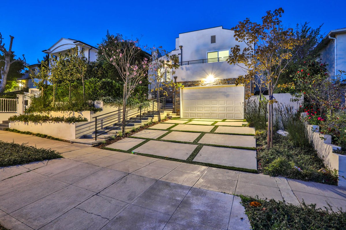 ShilianGroup's tweet photo. #Westwood #homeforlease with a private pool &amp; resort backyard.

→ 3 Bed · 3 Bath · 1,974 Sq Ft 
→ Chef's kitchen &amp; 2-car garage 
→ Minutes to UCLA &amp; #WestwoodVillage

$10,000/mo · 1532 Glendon Ave, LA

Details: https://t.co/ot5API0Lfr

Payman Shilian, REALTOR® · 310-299-7655 https://t.co/ixafHS5LTS