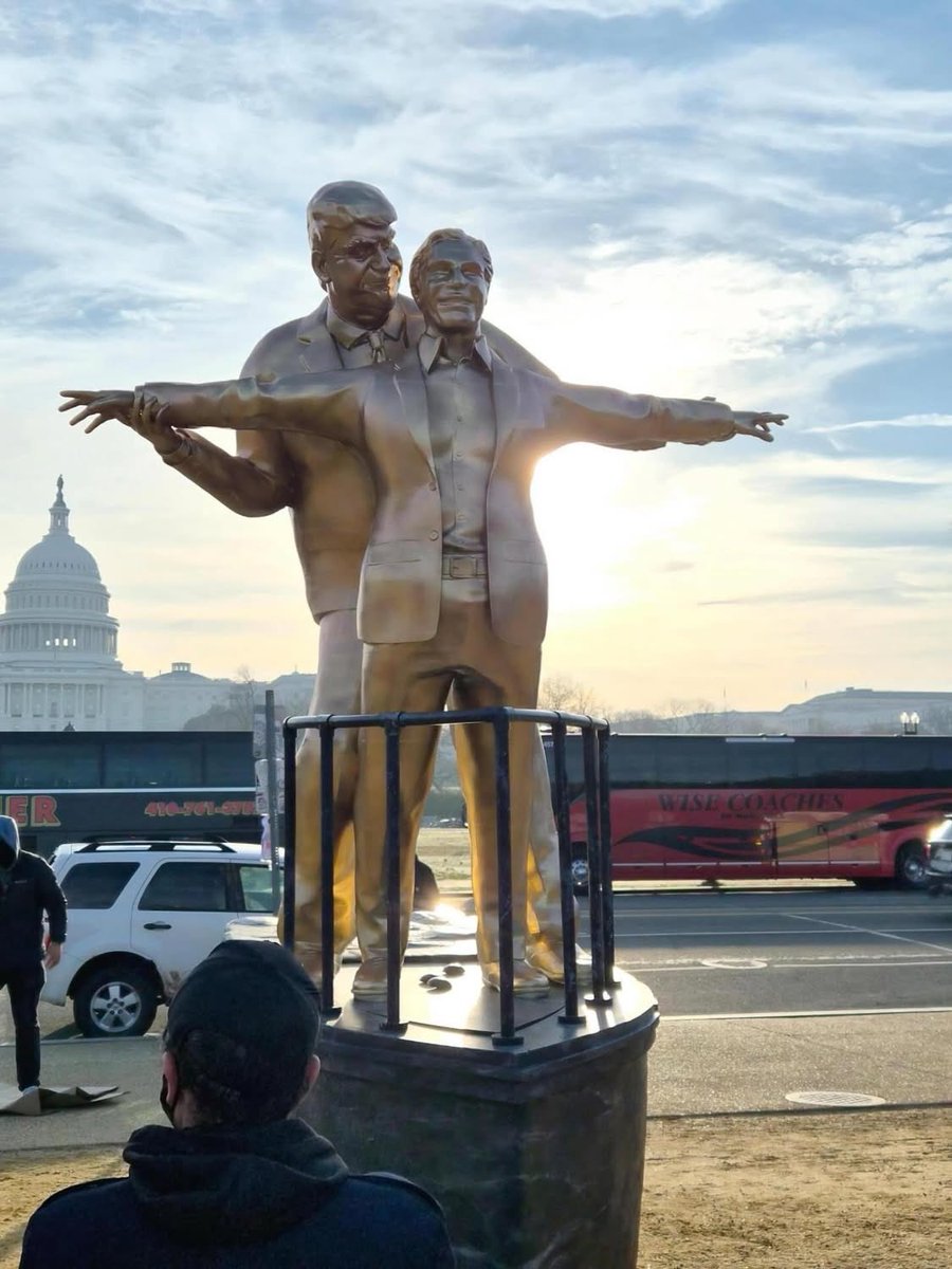 ‘King of the World’ statue of trump and epstein on the Titanic appears in D.C. 🚢