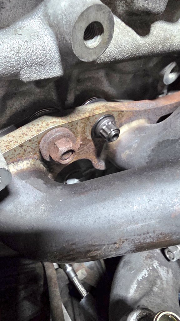 GT_happy0129's tweet photo. 🐍MGDターボ新商品✨️
🔩 強化エキゾーストスタッドボルト（SR20 / RB25用)
@MAMBATEKJP様から
テスト品が届いたので紹介します！
ネジサイズ
M10 × 1.25ピッチ
材質は SNCM439

高温環境のエキマニ周りでも
かなり高い耐久性が期待できます💪

ナットは少し珍しい
11mm 12角
ここは好みが分かれる部分ですが…
純正の 14mmナットより工具スペースが確保しやすい ので
狭い場所でも作業しやすいメリットもあります🤔
使う場所によっては取り回しが難しい場面もあるかと思いますが
実際に触ってみると個人的にはかなりアリでした🫶

購入はこちらから⏬️
https://t.co/rvEQCOmP5O

購入の際は割引クーポンコードの使用をお忘れなく⚠️

⏬️クーポンコードはこちら⏬️
『MGDXTAKANO2025』

#MAMBAターボの回し者