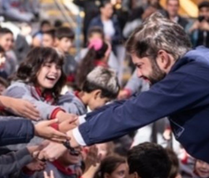 Incorru47125032's tweet photo. En este #CambioDeMando me quedo con el recuerdo de un Presidente q no daba miedo a los niños, al contrario, los más peques siempre lo saludaban con una linda sonrisa en sus caritas.
Esa es la mejor prueba de q fue un Presi honesto que siempre quiso lo mejor para Chile.
Gracias! https://t.co/utzFOqkeKB