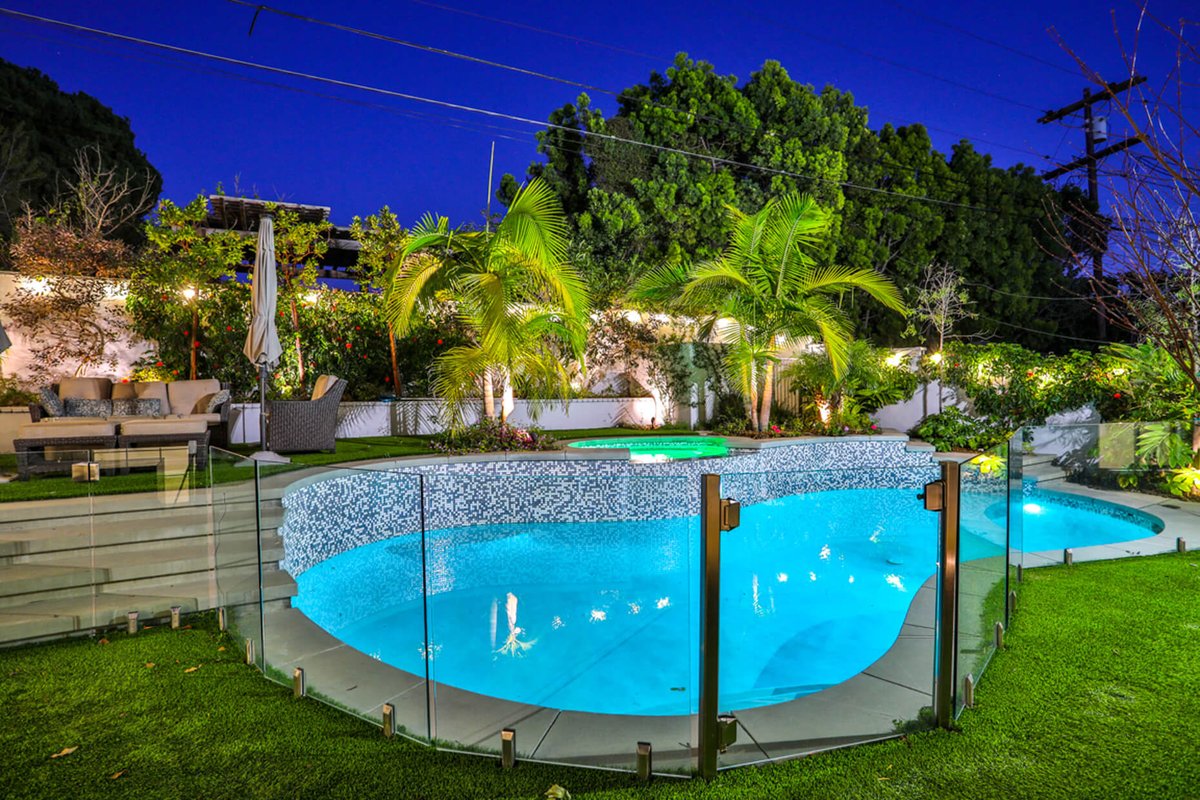 ShilianGroup's tweet photo. #Westwood #homeforlease with a private pool &amp; resort backyard.

→ 3 Bed · 3 Bath · 1,974 Sq Ft 
→ Chef's kitchen &amp; 2-car garage 
→ Minutes to UCLA &amp; #WestwoodVillage

$10,000/mo · 1532 Glendon Ave, LA

Details: https://t.co/ot5API0Lfr

Payman Shilian, REALTOR® · 310-299-7655 https://t.co/ixafHS5LTS