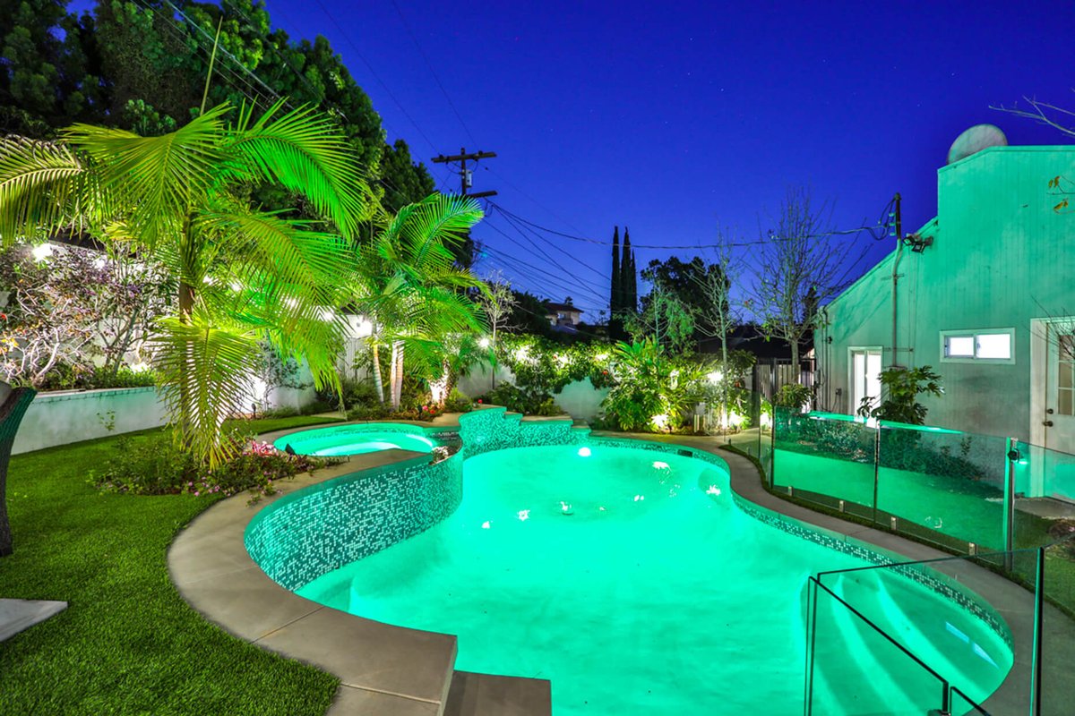 ShilianGroup's tweet photo. #Westwood #homeforlease with a private pool &amp; resort backyard.

→ 3 Bed · 3 Bath · 1,974 Sq Ft 
→ Chef's kitchen &amp; 2-car garage 
→ Minutes to UCLA &amp; #WestwoodVillage

$10,000/mo · 1532 Glendon Ave, LA

Details: https://t.co/ot5API0Lfr

Payman Shilian, REALTOR® · 310-299-7655 https://t.co/ixafHS5LTS