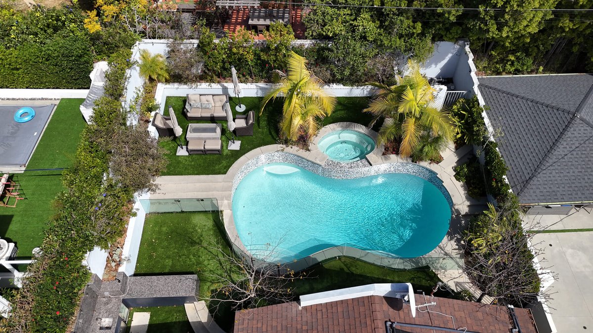 ShilianGroup's tweet photo. #Westwood #homeforlease with a private pool &amp; resort backyard.

→ 3 Bed · 3 Bath · 1,974 Sq Ft 
→ Chef's kitchen &amp; 2-car garage 
→ Minutes to UCLA &amp; #WestwoodVillage

$10,000/mo · 1532 Glendon Ave, LA

Details: https://t.co/ot5API0Lfr

Payman Shilian, REALTOR® · 310-299-7655 https://t.co/ixafHS5LTS