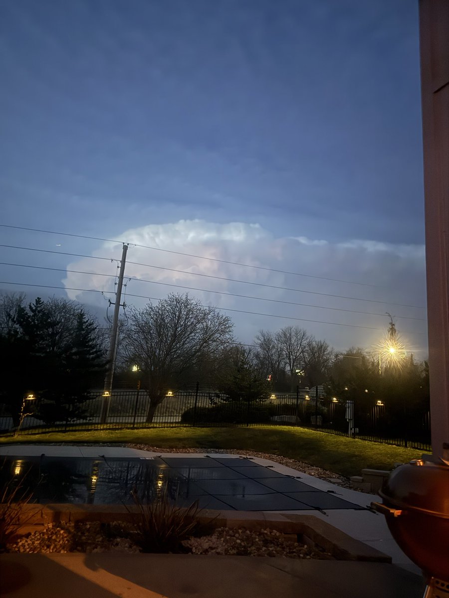 GilmattMatthew's tweet photo. It’s like watching the alien ship arrive in Independence Day https://t.co/w528VbW4L2