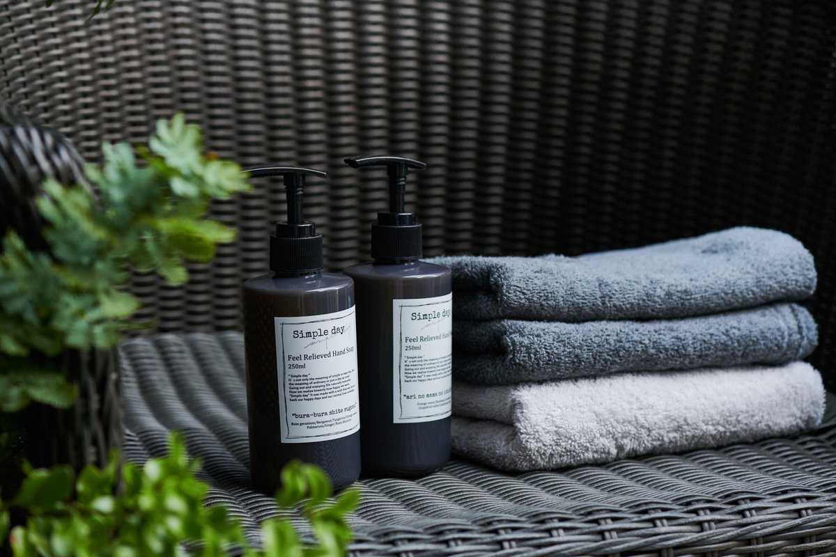 シンプルデイのハンドソープは手荒れの季節だからこそ
威力を発揮します
水で流した瞬間からしっとりしているその洗い心地は
慣れてしまうと外で手を洗う時違和感を感じてしまうほどです