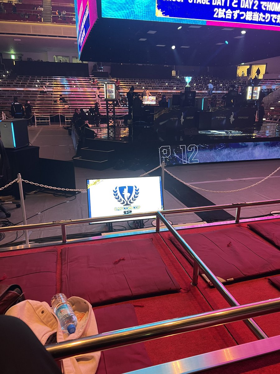 すげー特等席！！
少ない気もするけど目の前にモニター置かれたから首が痛くなることはないかな？？
 #CAPCOMCUP12