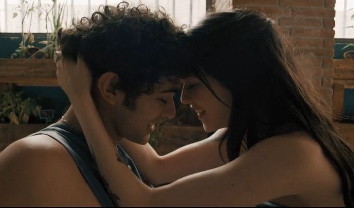 debby0804_'s tweet photo. Sta tutto qui. 
Lui nonostante tutto, nonostante il tempo, non l’ha mai dimenticata e lei, una volta aver ripreso in mano la sua vita é andata a cercarlo, lì dove avrebbe dovuto stare e dove starà, per sempre. ❤️‍🩹🌬️
#marefuori6 https://t.co/yhBJgE8WIJ