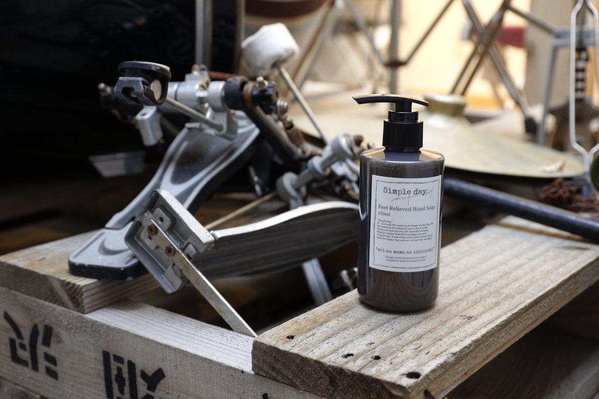 シンプルデイオリジナルボトルのカラーは「紅消鼠」という日本の伝統色を使用
「紅消鼠」は四十八茶百鼠の中の一つで
制限された生活の中でも楽しみを見出した江戸の町人たちの底力をイメージ
新しい生活様式の中でも前向きに過ごして頂きたいという想いが込められています