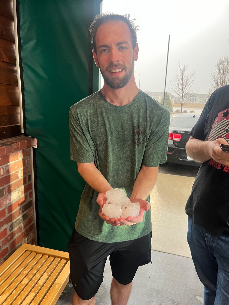 mark_debruin's tweet photo. NWS training week and Texas Roadhouse dinner in KC was rudely interrupted by a nasty hail core two hours ago #MOwx https://t.co/qEI0DxEb60