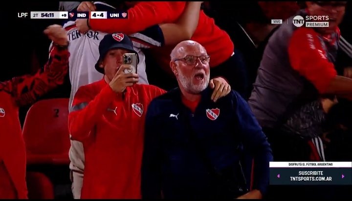 Pero abrazate con el hombre, pelotudazo, acabas de empatar 4-4 a los 99min vas a ver videos del gol por todos lados. Hay que destruir todos los celulares sobre la faz de la tierra.