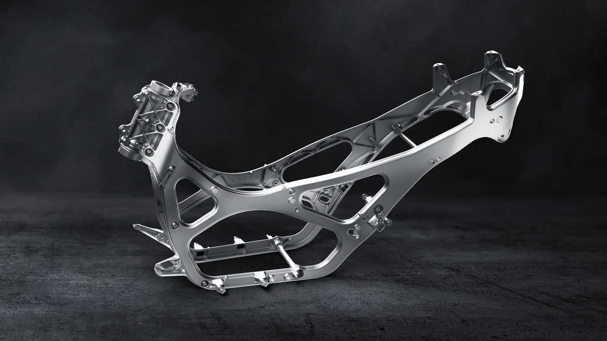 TMC100834's tweet photo. 次回便（４月末頃日本入港予定）の便で、Zontesの最新モデル「150X」のサンプル車両が届きます！！

春先に先行予約開始する予定です！

150ccなのにここまでやる？

✔ アルミフレーム
✔ 水冷150cc
✔ フルLED
✔ ABS
✔ スマートキー
装備、クラス超え。
ZONTES 150X https://t.co/rQyO0Q9cjo