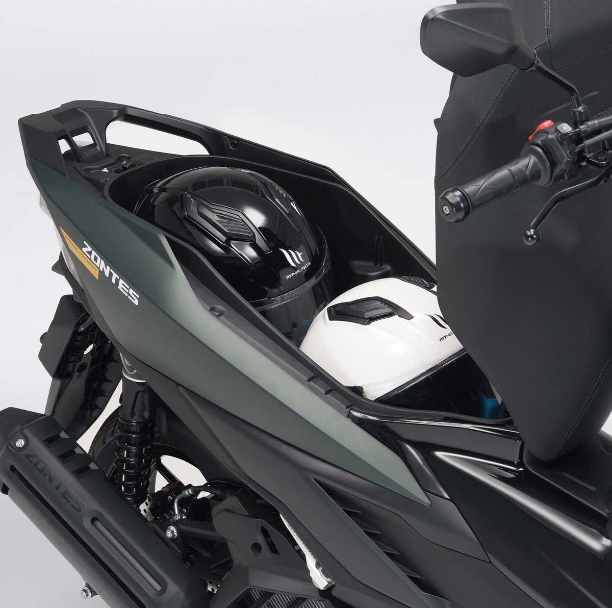 TMC100834's tweet photo. 次回便（４月末頃日本入港予定）の便で、Zontesの最新モデル「150X」のサンプル車両が届きます！！

春先に先行予約開始する予定です！

150ccなのにここまでやる？

✔ アルミフレーム
✔ 水冷150cc
✔ フルLED
✔ ABS
✔ スマートキー
装備、クラス超え。
ZONTES 150X https://t.co/rQyO0Q9cjo