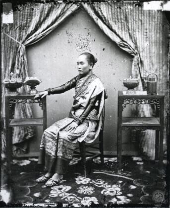 ถามว่าเจ้าดารารัศมีท่านทรงพระเริ่ดได้ใคร ก็คงไม่พ้นน้าสาวอย่างเจ้าอุบลวรรณา 😌 

เจ้าอุบลวรรณา ณ เชียงใหม่

- เป็นธิดาองค์เลิกของพระเจ้ากาวิโลรส + เจ้าอุษา
- เป็นน้าของเจ้าดารารัศมี พระราชชายาของร.5
- พอเจ้าทิพเกสร พระมารดาของเจ้าดาราฯ สิ้น เจ้าอุบลวรรณาที่มีศักดิ์เป็นน้า