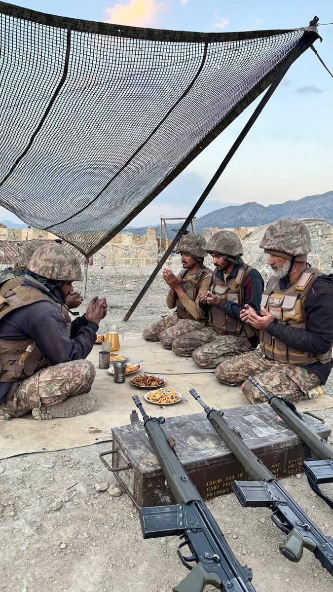 نمک حراموں کی سرزمین پر پاک فوج کے جوانوں کی افطاری.