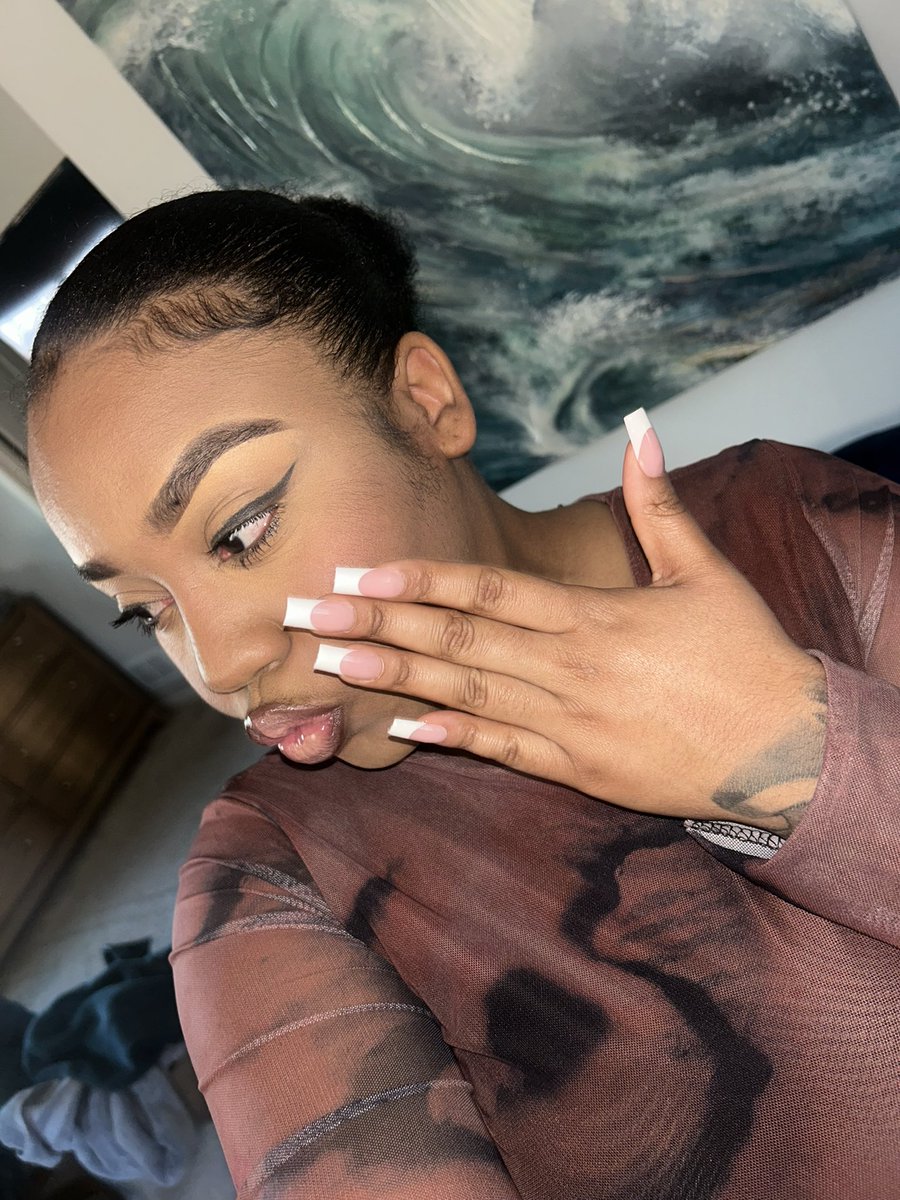 Keef_Cakez's tweet photo. French tip press ons for date night 🥰😍 https://t.co/gg0sr16gyc