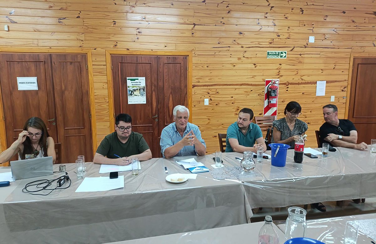 apicofom tweet media