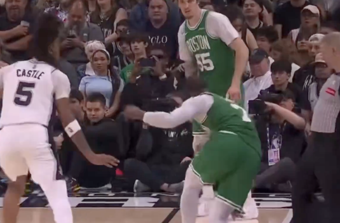 StoolGreenie's tweet image. The fuck you lookin at Tyler Ford???? @OfficialNBARefs