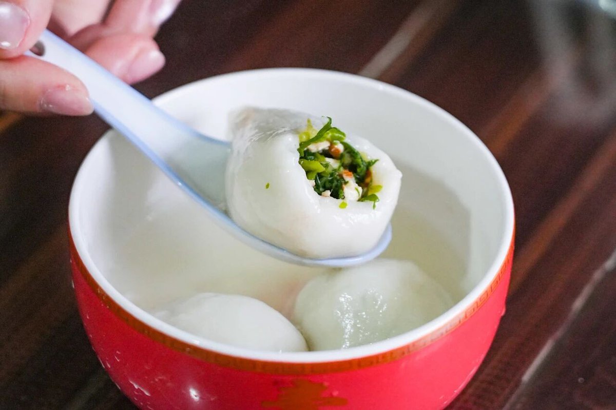 In Zhelin Town, spring doesn't just bloom — it's eaten.
Malantou Yuanzi are everything this season quietly stands for: soft glutinous rice dumplings filled with fresh wild spring greens and tofu, handmade and shared around the table at Lantern Festival time.