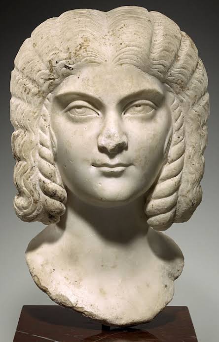 #جوليا_دومنا (170–217م) إمبراطورة رومانية من حمص. تزوجت الإمبراطور سيبتيموس سيفيروس وأصبحت من أكثر النساء نفوذًا في روما، رافقته في حملاته العسكرية ولُقبت بـ"أم المعسكرات". بعد مقتل ابنها كاراكالا عام 217م أنهت حياتها في أنطاكية.
#تاريخ #روما #حمص #سوريا