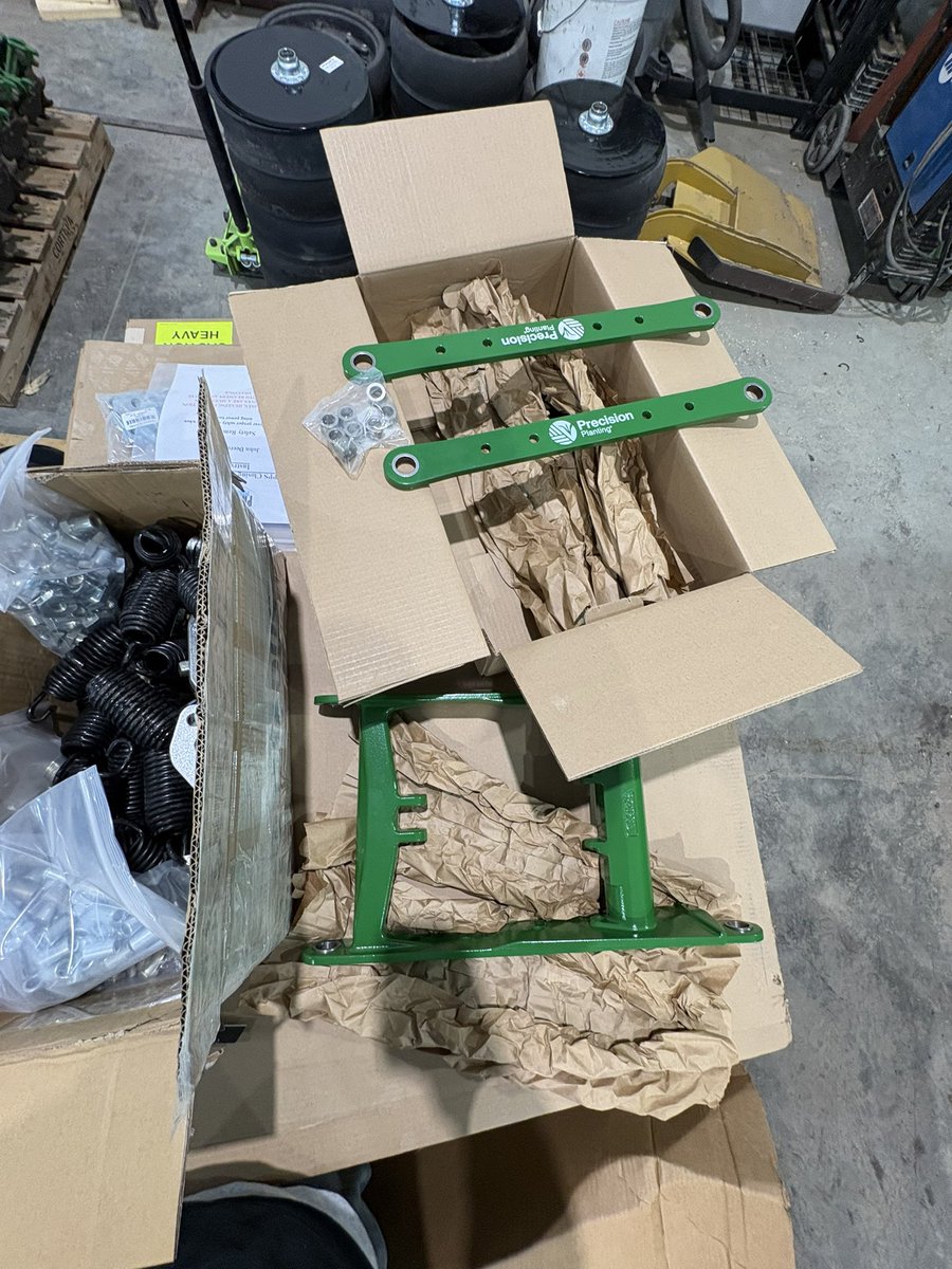 Callum_nvp2's tweet photo. @NValleyP2 @KippenAndrew it was a big delivery day today to get this build on the way! Parallel arms and updated closing system and some wear parts. 
This little guy 2 row got delivered to the farm for some sweet corn! Never know what you’re going to see on your travels. 🌽 https://t.co/x5MTQoeqNT