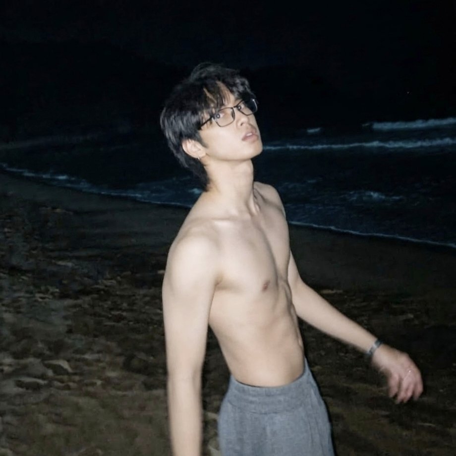 Hehe Anong Meron at nagpapatalbogan kayo nang katawan🫣,,,
Day.                 &amp;               Night
                   Version      

Sino next Winston, Kim, or Vinci??🫢🫢🤫🤫

 #HORI7ON #호라이즌
#HORI7ON_KYLER 
#HORI7ON_REYSTER
<a href="/HORI7ON_twt/">HORI7ON member</a> 🐼🐶