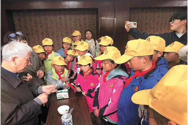 Zhang31211740Lu's tweet image. "152 Huzhou U students explore hometowns, blending tradition &amp;amp; modernity in education. #YouthEngagement #SocialPractice #HuzhouU"