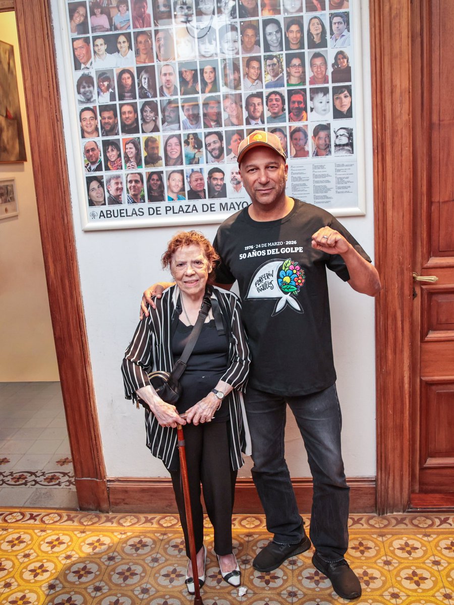 Las Abuelas de Plaza de Mayo siguen siendo el mejor ejemplo de lucha de Derechos Humanos. Tom Morello, recién aterrizado a la Argentina, fue a la sede de Abuelas a conocer sus historias y las de los nietos y nietas recuperados y recuperadas.