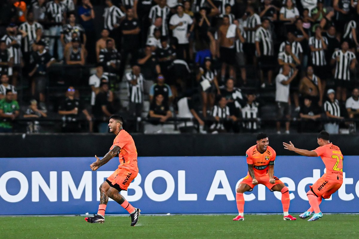 TheLibertadores's tweet photo. 😱 @BarcelonaSC leads in Rio de Janeiro upon we reach halftime! 

🏆 CONMEBOL #Libertadores | #GloriaEterna https://t.co/B19mvGUyjU