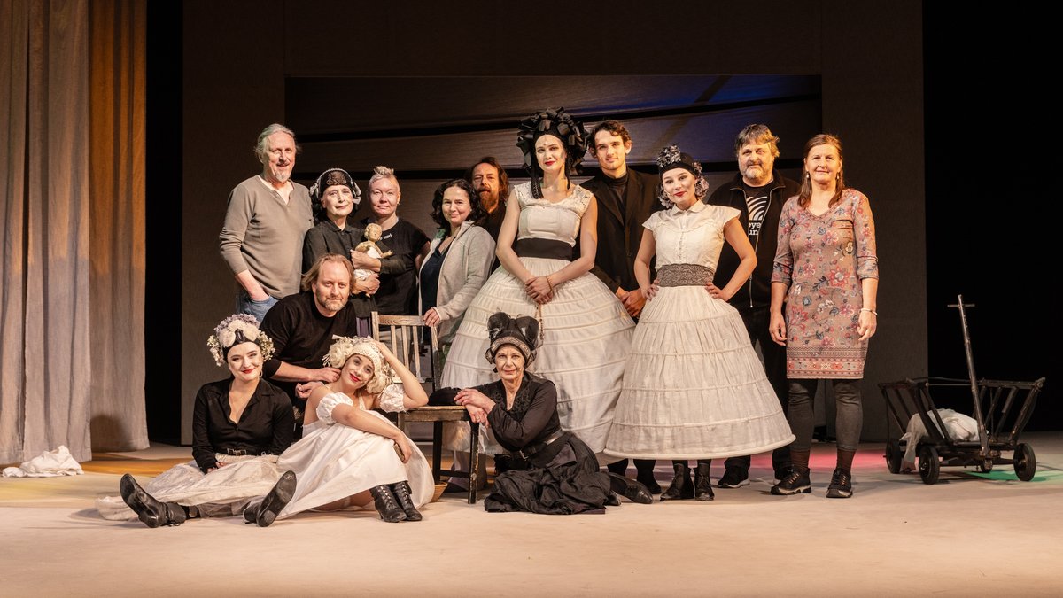 Dnes nás čeká obnovená premiéra Kytice.

Dnešní večer bude poctou dvěma osobnostem — režiséru K. Brožkovi (, jehož poslední režijní prací byla právě naše Kytice a který krátce po premiéře (2014) zemřel, a kostýmní výtvarnici Ivaně Brádkové, od jejíhož úmrtí letos uplyne pět let.