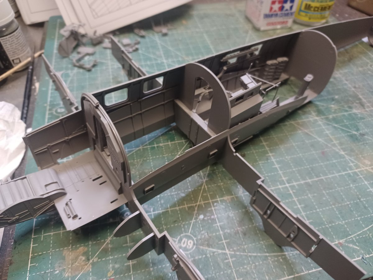 cO8FCBSUSTv1Z2's tweet image. #Border 
1/35 ドイツ　ハインケル111Hの製作です🇩🇪
他の作業と平行して製作してるので進捗遅めですが楽しんでやってます🎵
ここまでの感想
正直見えないところに力いれすぎ感があるこの商品。その為かあちこちパーツ番号が飛ぶ箇所もある。
今回は内装を見せないが押しピン跡が至るところにある😰