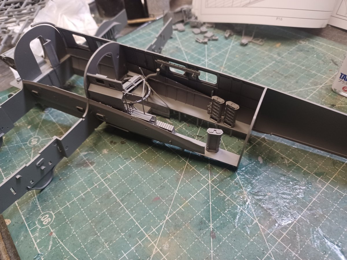 cO8FCBSUSTv1Z2's tweet image. #Border 
1/35 ドイツ　ハインケル111Hの製作です🇩🇪
他の作業と平行して製作してるので進捗遅めですが楽しんでやってます🎵
ここまでの感想
正直見えないところに力いれすぎ感があるこの商品。その為かあちこちパーツ番号が飛ぶ箇所もある。
今回は内装を見せないが押しピン跡が至るところにある😰