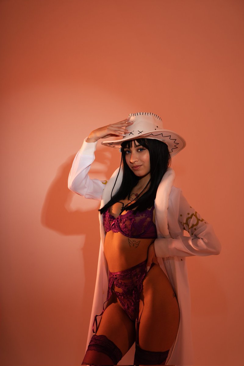 artemisaaa_28's tweet photo. The most dangerous archaeologist on the Grand Line… but this time with no secrets to hide. 🖤

🔗 on my profile #NicoRobin #OnePieceCosplay #CosplayGirl https://t.co/j1SMqQ396N
