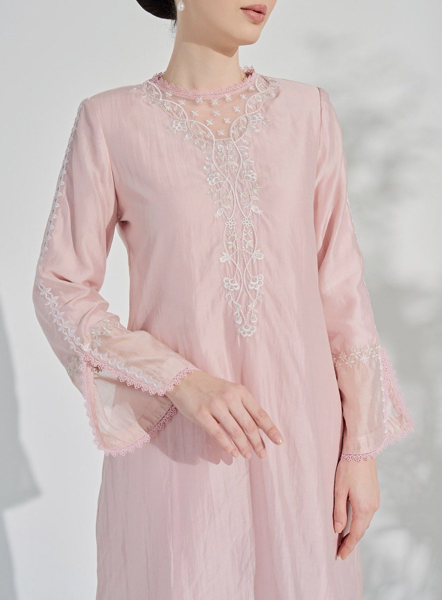 Kenapa taknampak orang hype pasal brand ni pun? Kalau taknampak Dahlia mention kat thread pasal brand ni haritu memang i pun taktau brand ni jual banyak gilaaa baju kurung yang lawa weh🤧 

Design dia nice takterlalu sarat🥺🫶🏻