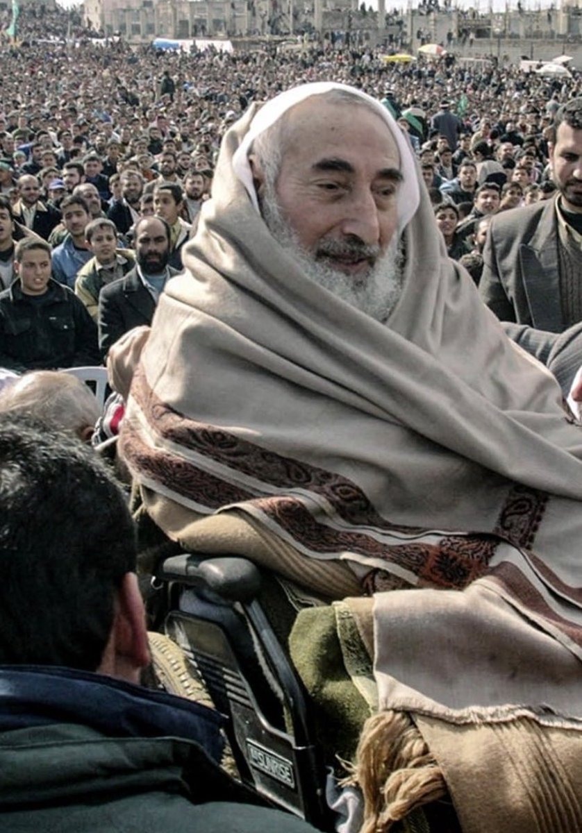 Redkellyy's tweet photo. 🚨🚨Je me suis rappelé de la prédiction du feu cheikh Ahmad Yasin en 1999 Rahimouhou Allah 🤲🏼🤲🏼🙏

Le cheikh Ahmad Yasin, fondateur et chef spirituel de l’organisation palestinienne Hamas, a prédit en 1999, dans une interview accordée à l’agence de presse Al Jazeera, qu’Israël « cesserait d’exister en tant qu’État d’ici à 2027 ».
Yasin a fondé son opinion sur l’histoire d’une randonnée de quarante ans dans le désert mentionnée dans le Coran. Il a expliqué qu’il y aurait un changement générationnel en deux étapes. Chaque phase durera quarante ans et Israël finira par « perdre ses fondations et s’effondrer ».
Yasin a suggéré que « le peuple palestinien a été renversé en 1948 et expulsé de sa patrie ». Il a noté que quarante ans plus tard, une intifada a éclaté à Gaza, un soulèvement qui a forcé les sionistes et le reste du monde à reconnaître l’existence du peuple palestinien.
L’homme qui a inspiré la résistance militaire du Hamas a été assassiné par les occupants sionistes en mars 2004 lors d’un tir d’hélicoptère alors que Yasin et son entourage quittaient une mosquée à Gaza.
Le cheikh Yasin et six autres personnes ont été tués et quinze autres blessées, dont deux des fils de Yasin. L’assassinat a été largement condamné dans le monde entier, mais les États-Unis ont opposé leur veto à la condamnation de l’attaque par le Conseil de sécurité des Nations unies.
La prophétie de Yasin est peut-être plus pertinente aujourd’hui que jamais, alors que la date anniversaire approche. Les plaques géopolitiques se déplacent et l’ordre mondial change de forme, ce qui a des répercussions sur l’existence même d’Israël.
« Israël est fondé sur la tyrannie et l’oppression, mais tout ce qu’apporte l’oppression aboutira à la destruction », a déclaré le cheikh Yasin dans une célèbre interview. Après des décennies de politiques répressives et les récents excès flagrants du régime sioniste, le temps pourrait bientôt être venu d’une solution à un seul État – la Palestine.

Par Markku Siira

Tic tac ..,tic tac⏰⏰⏰⌛️⌛️⌛️⌛️⌛️