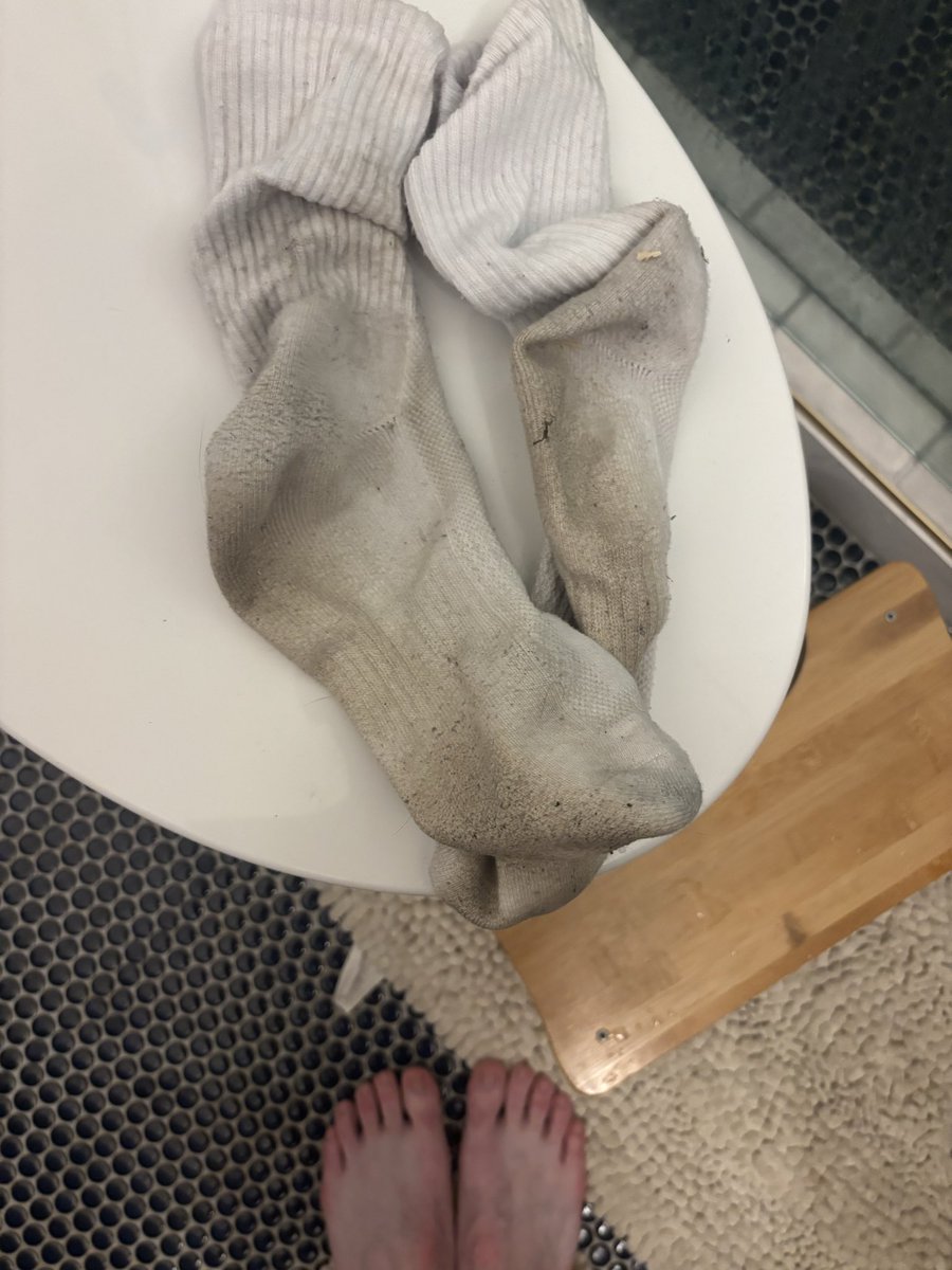DirtyDeanOF's tweet photo. Week worn socks ready to ship out! 😘 #feet #selling #gay #feetworshi̇p #feetfetısh https://t.co/RFqIFXdYE4