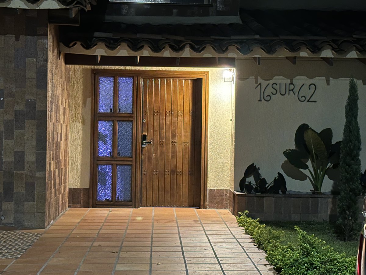 AlejoGutripy's tweet photo. Barrio Aguacatala Cra 48B #16 Sur 62 llevamos varios años denunciando la casa de la foto que presuntamente es un prostibulo que incus podría involucrar menores y no pasa nada, distas noches enteras y mucho ruido, ayúdennos por favor ⁦@AlcaldiadeMed⁩ ⁦@FicoGutierrez⁩ https://t.co/psP5ywhIM1
